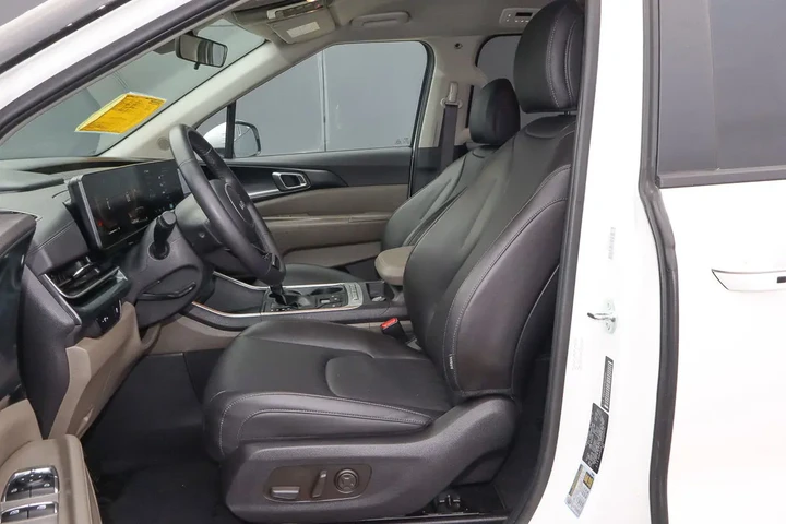 $34988 : 2025 Carnival LXS FWD image 7