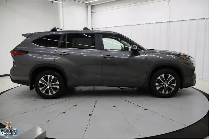 $32756 : Toyota Highlander 2023 LE 4d image 2