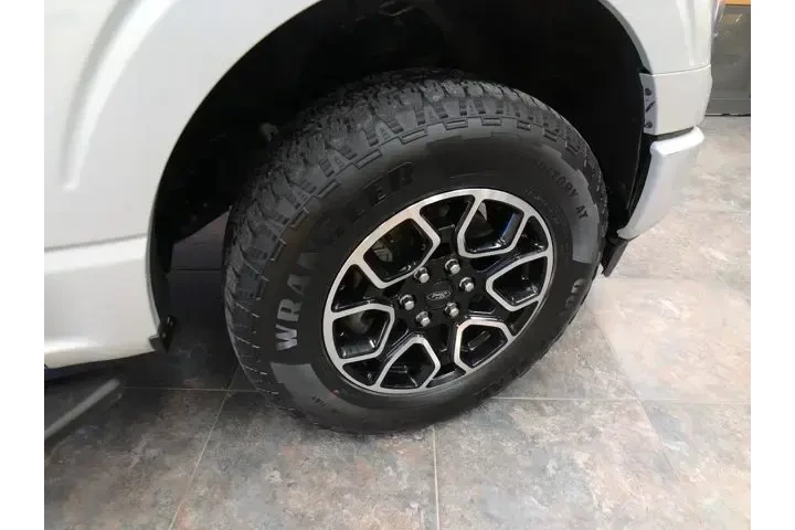 $38050 : Ford F-150 2023 4x4 XLT 4dr image 9