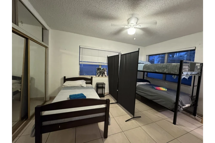 $750 : Hab.para varón de 3 personas image 6