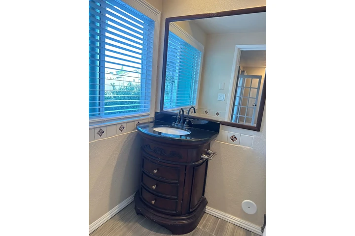 $1300 : Master Suite Mujer Estudiante image 4