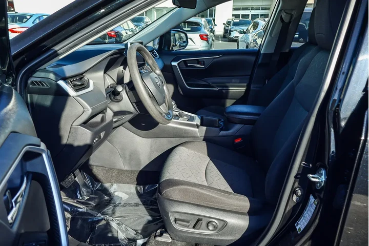 $29500 : Toyota RAV4 2024 AWD XLE 4dr image 2