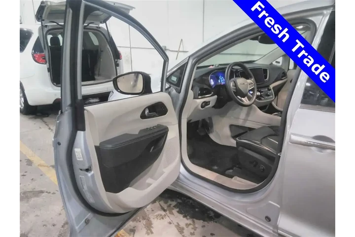 $26490 : Chrysler Pacifica Plug-In Hy image 5