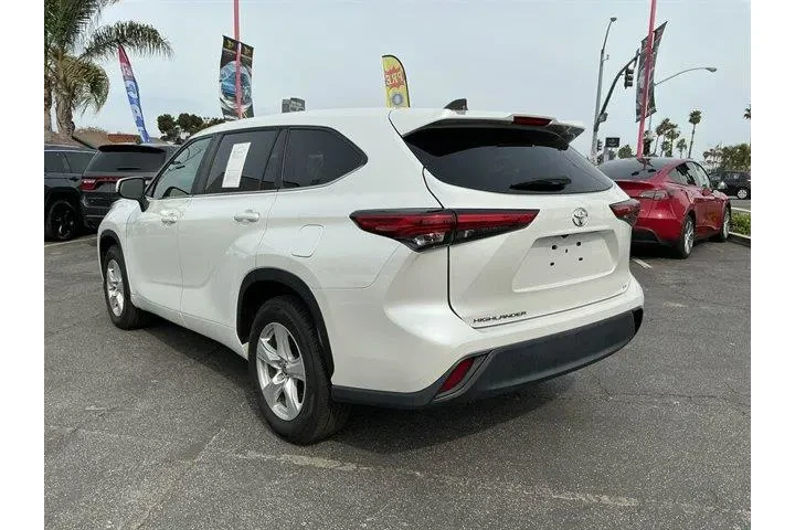 $31088 : Toyota Highlander 2023 L 4dr image 3