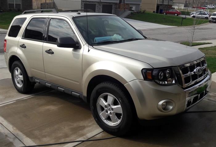 $3600 : 2011 FORD ESCAPE XLT SUV image 2