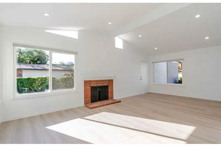 $2490 : 3 Bed 2 Bath Home in south LA image 3