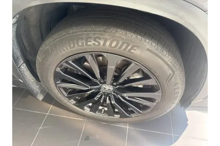 $39986 : Toyota Highlander 2024 LE 4d image 5