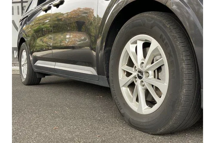 Kia Carnival 2024 LX 4dr Min image 9