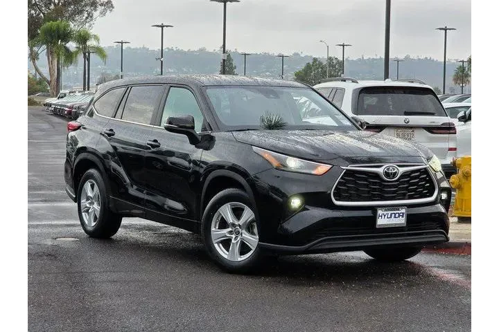 $31500 : Toyota Highlander 2024 LE 4d image 2