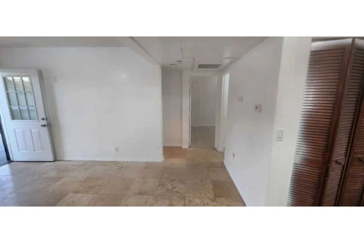 $2250 : Triplex Unit in Lynwood image 2