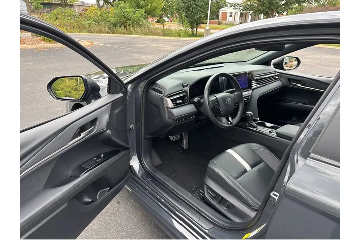$30500 : Gold Certified2025 Camry Hybr image 2