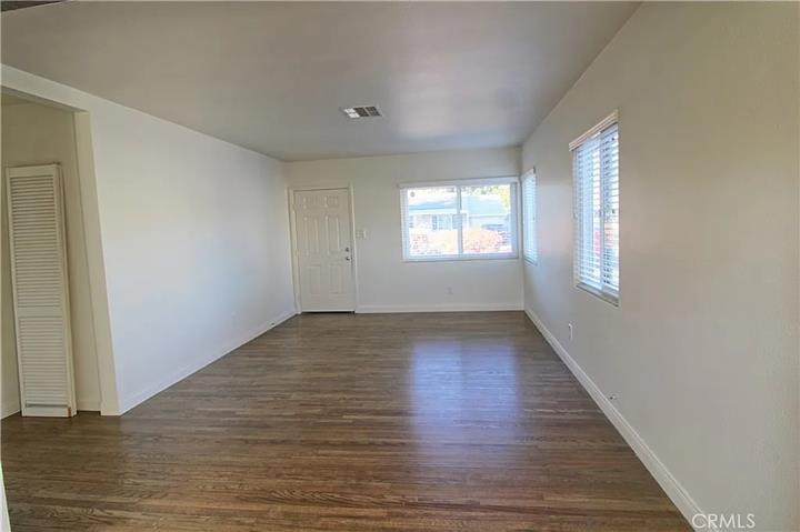 $900 : This 2-bedroom, 1-bathroom image 2