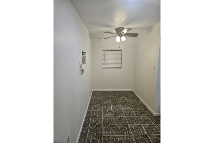$1700 : Rento casa pequena image 3