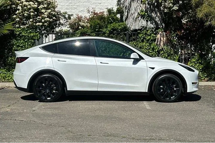 $32976 : Tesla Model Y 2023 AWD 4dr C image 3