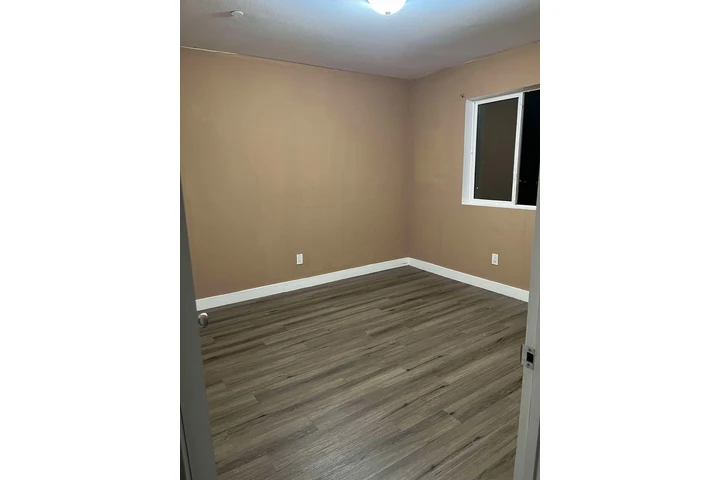 $900 : Se renta recamara image 2