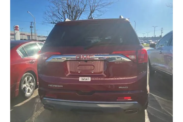 2017 GMC Acadia Denali image 7