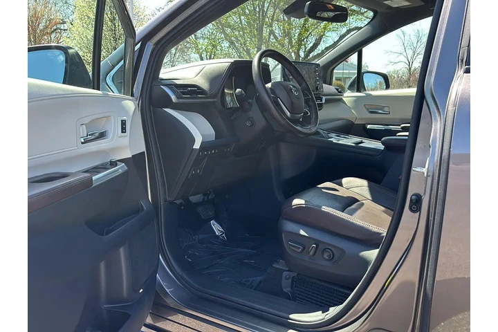 $45000 : Gold Certified 2022 Sienna Pl image 2