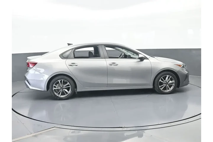 $16917 : Kia Forte 2022 FE 4dr Sedan image 7
