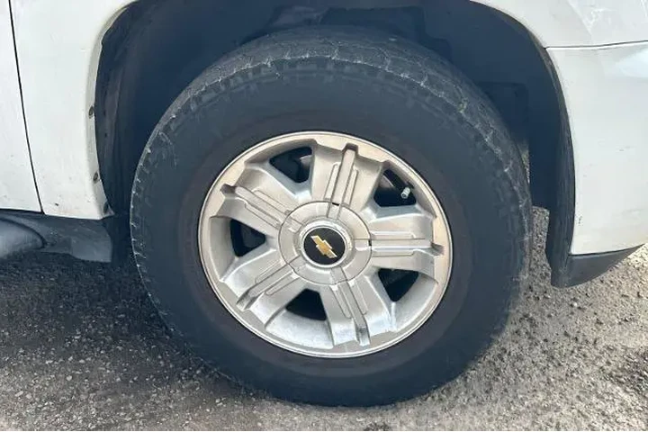 $15995 : Chevrolet Suburban 2013 4x4 image 6