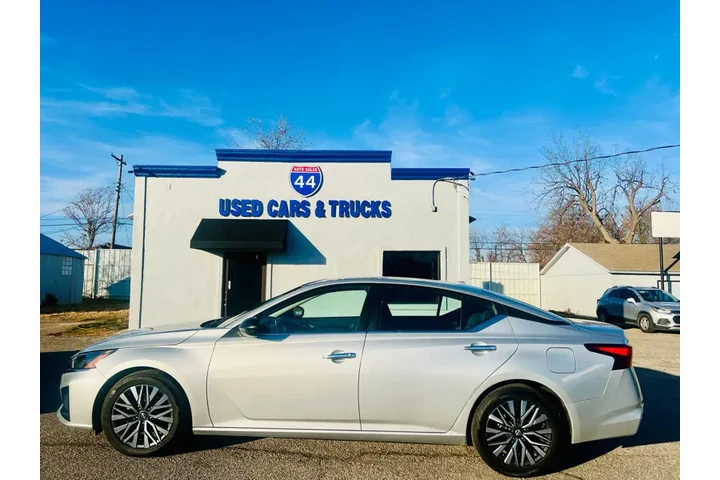 $22995 : 2024 Altima 2.5 SV image 4