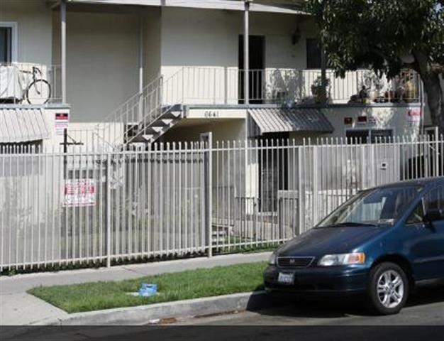 $2750 : RESEDA/ ETIWANDA APARTMENTS image 3