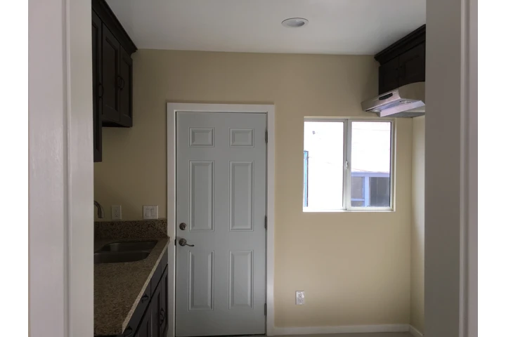 $1450 : Single in Los Angeles image 5