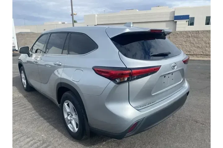 $28129 : Toyota Highlander 2021 AWD L image 7