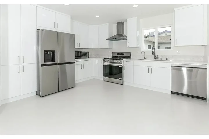 $2400 : Nice 3Bedroom House image 7