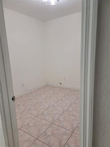 $2300 : Apartamento 2/1 Hialeah image 6