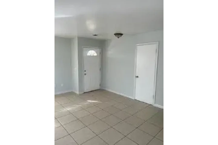 $2149 : RENTO CASA image 1