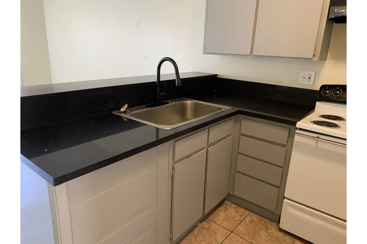 $1300 : Sunshine Apts 1420 Pumalo St image 3