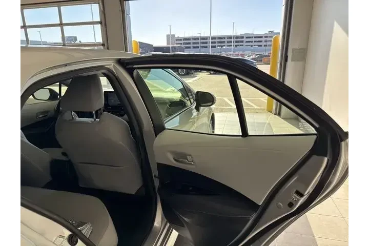 $18300 : Toyota Corolla Hatchback 201 image 9