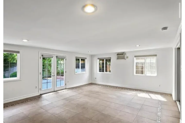 $2435 : 3 Bedroom House in Los Angeles image 4