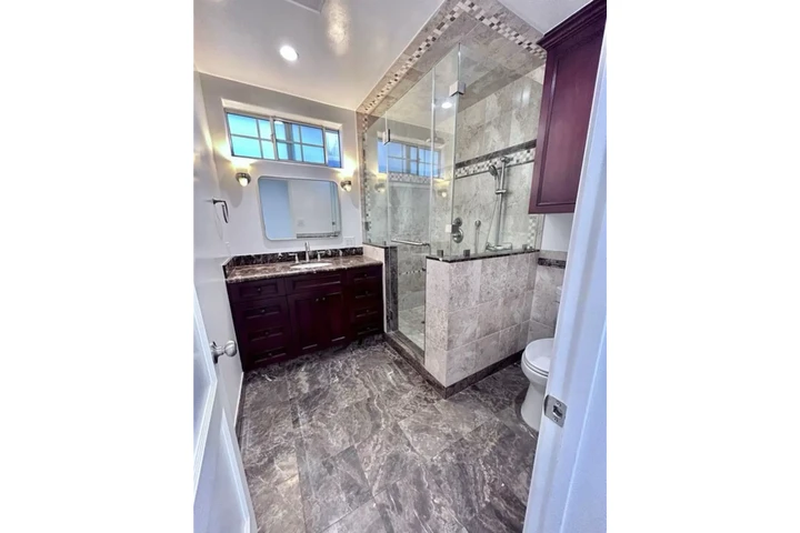 $2490 : 3 Bed 2 Bath House in Gardena image 9