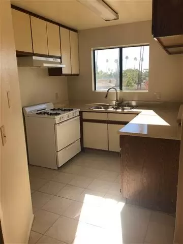 $2595 : 2 Bedroom Apartment Glendale image 4