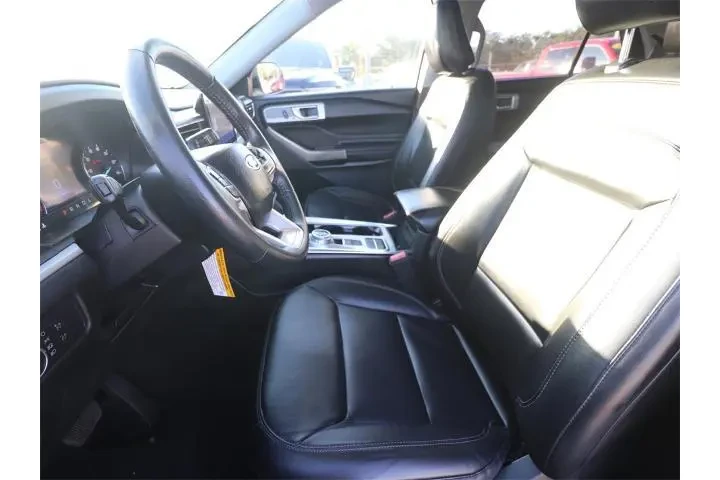 $28582 : Ford Explorer 2022 XLT 4dr S image 2