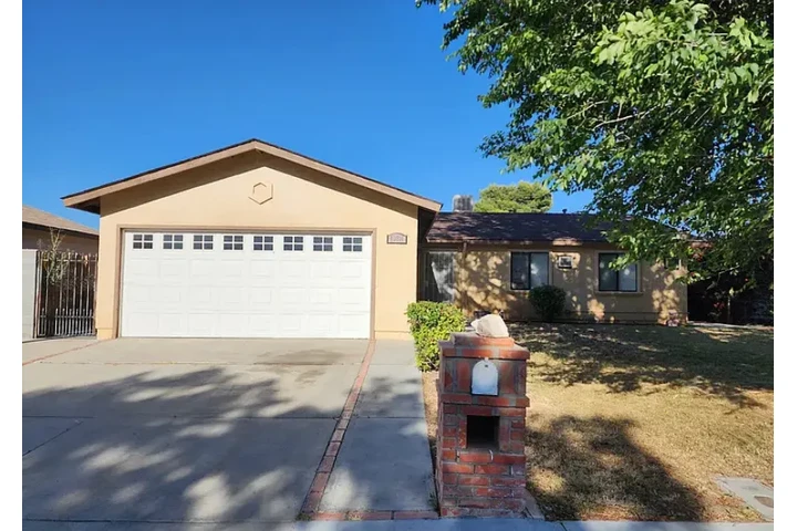 $1796 : bathrooms, living room, dinin image 1