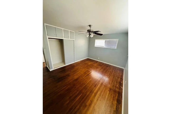 $1000 : Spacious kitchen cabinets home image 3