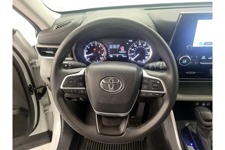 $31998 : Toyota Highlander 2023 L 4dr image 10