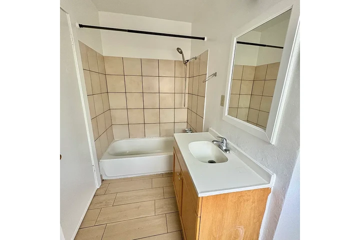 $2000 : RENTO:Harris Ave, Lynwood, CA image 7