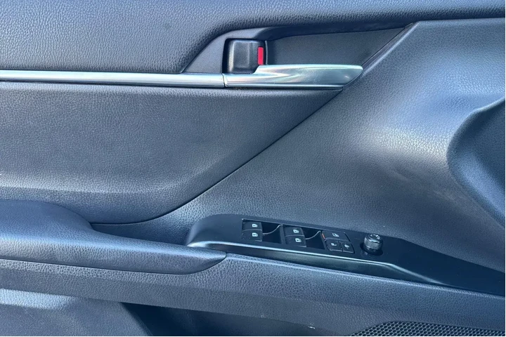 $21195 : Toyota Camry Hybrid 2018 SE image 9