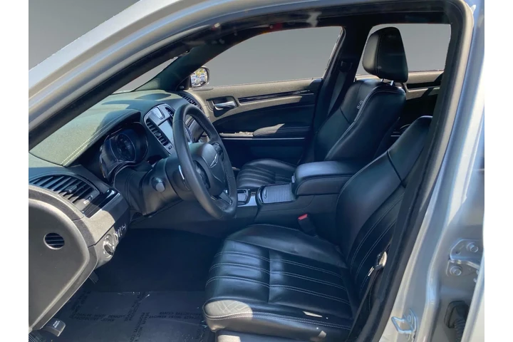 $33089 : Chrysler 300 2023 S V6 4dr S image 9