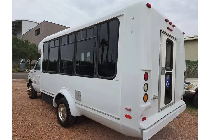 $9950 : 2005 Econoline Commercial Cut image 6