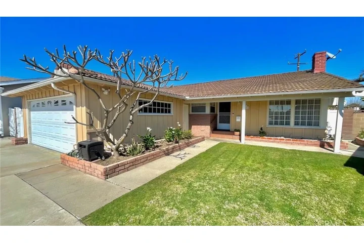 $2435 : 3BED/2BA Home in W 48th St, LA image 2