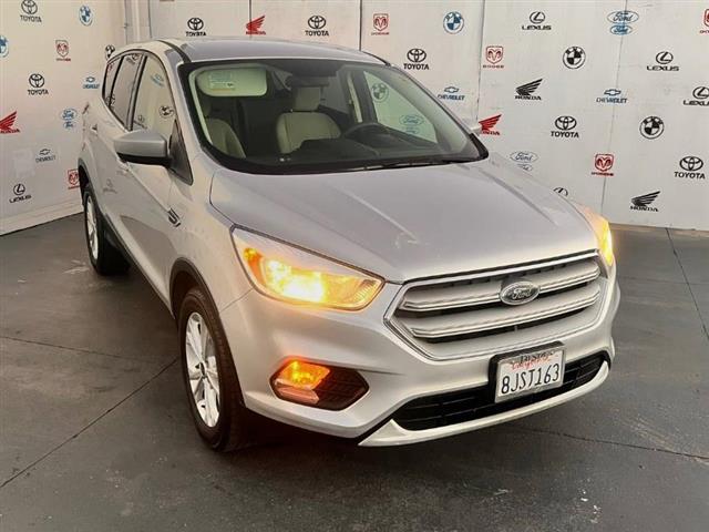 $13495 : Used 2019 Escape SE FWD for s image 1