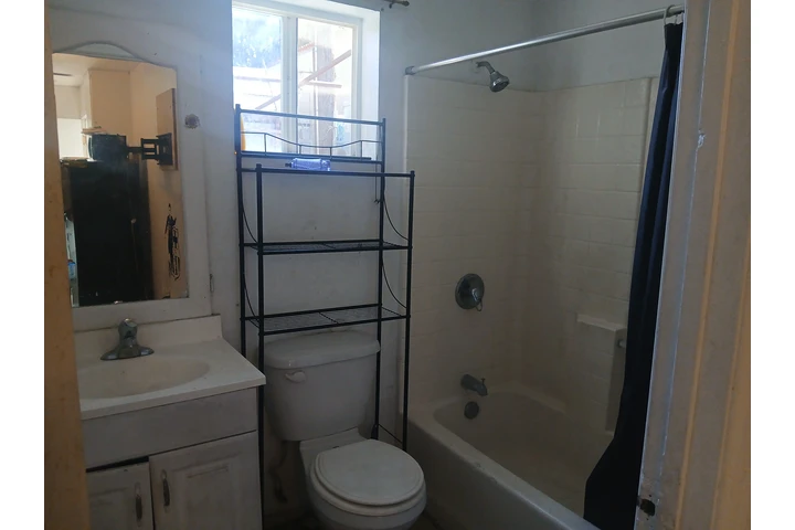 $1100 : Cuarto en renta con baño image 4