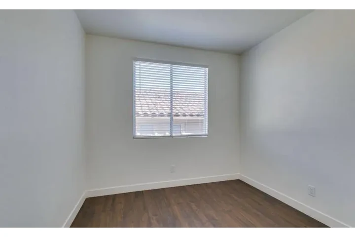 $1600 : 3 Bed 2bath Home in Winchester image 4