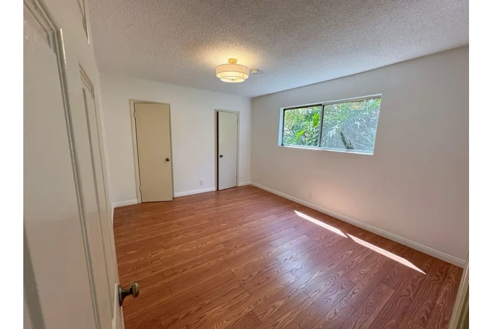 $2000 : 2 Bed 2 Bath Apt in Lynwood image 4