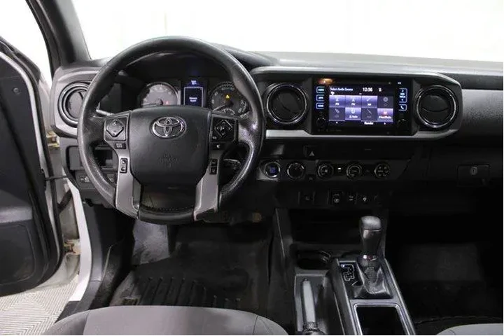 $26977 : Toyota Tacoma 2019 4x4 TRD P image 2