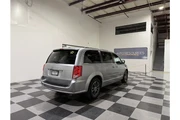 $10949 : Grand Caravan 2017 thumbnail
